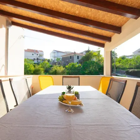 Apartment Marel Zrnovnica
