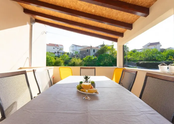 Apartment Marel Zrnovnica