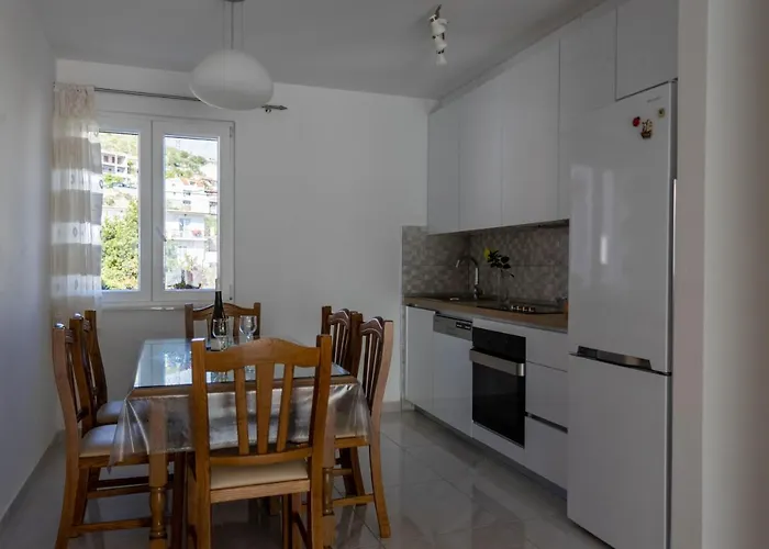 Apartment Marel Zrnovnica